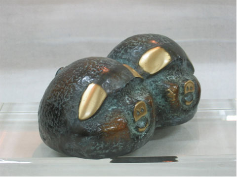 銅雕 No.036 銅雕-依偎豬 (y01024)